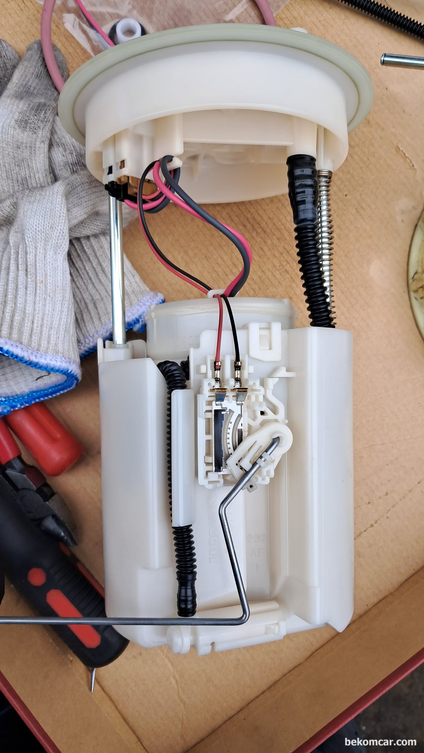 대부분의 차량에서 사용하는 형태의 연료펌프세트 이다. 펌프모터, 센딩유닛, 압력레귤레이터, 스트레이너, 체크밸브, 연료필터 등으로 구성되어 있다.|بيكومكار  (bekomcar)