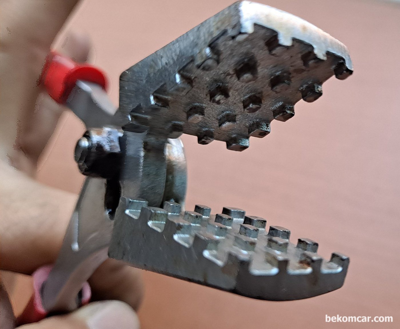 사실은 이렇게 생긴 호스클램프 전용플라이어를 사용하는것이 좋다. 클램프 손상도 없고 작업이 제대로 잘 되기때문이다.|베콤카 차량정밀진단