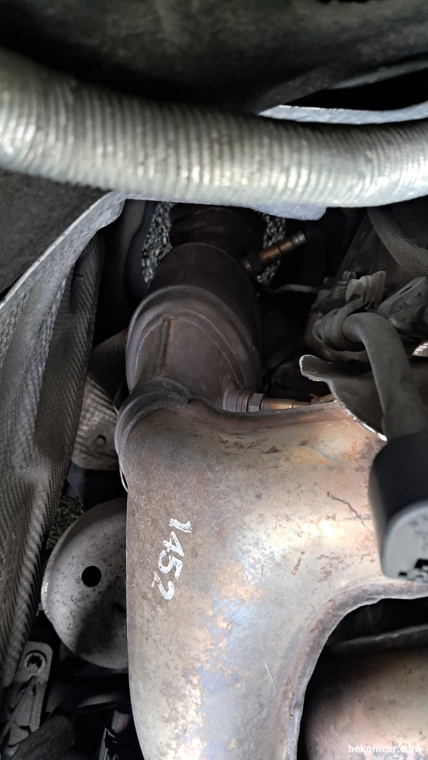 벤츠 E200K 산소센서1번, 촉매 그리고 산소센서 2번 위치이다. 연료혼합비 희박이나 농후등에 산소센서1번은 영향을 줄 수 있다. 점검시 위치를 참고한다.|贝科姆汽车 (bekomcar)