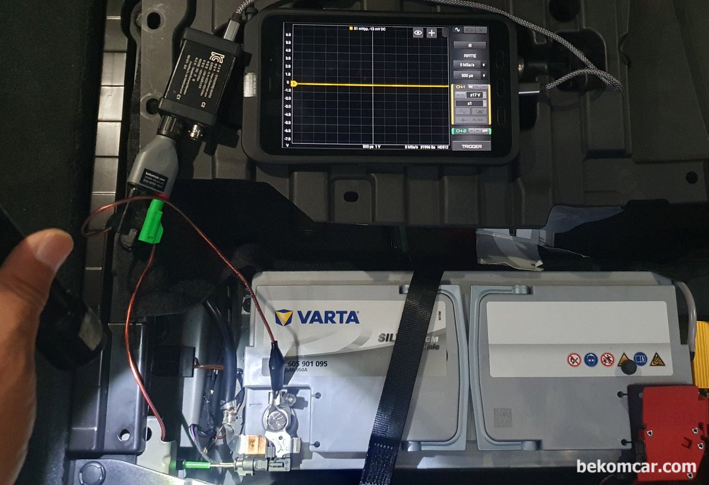 BATTERY IBS VIO WIRE SCOPE DATA 파형도 기록으로 남긴다. 그라운드는 배터리 마이너스 포스트에 연결되어 있다. 린통신 시그널은 GRY/GRN 이며 DME 1B 27번 GRY/GRN 으로 연결되어 있다.|bekomcar.com