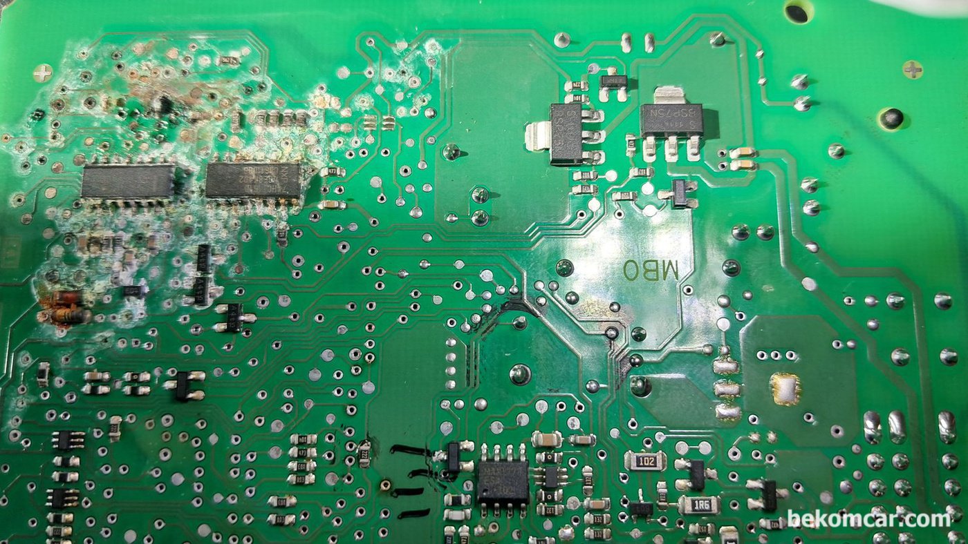 폭스바겐 3D0 909 137 F 5WK48505A KESSY 콘트롤 모듈이다. 폭스바겐, 벤틀리 그리고 포르쉐등의 시동콘트롤 기능을 한다. 수분침투로 PCB단락이 된것으로 추정된다. 시동불능으로 교환한 KEYSS 모듈의 PCB 이다,|베콤카 차량정밀진단