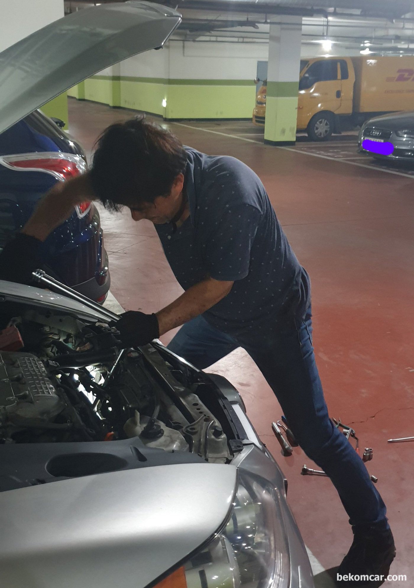 극히 드물게 제공하는 출장 특별서비스, 시동이 걸리지않는 혼다 레전드. 고객의 차량에서 시동모터 탈거해서 수리해서 장착하는 과정이다.|bekomcar.com