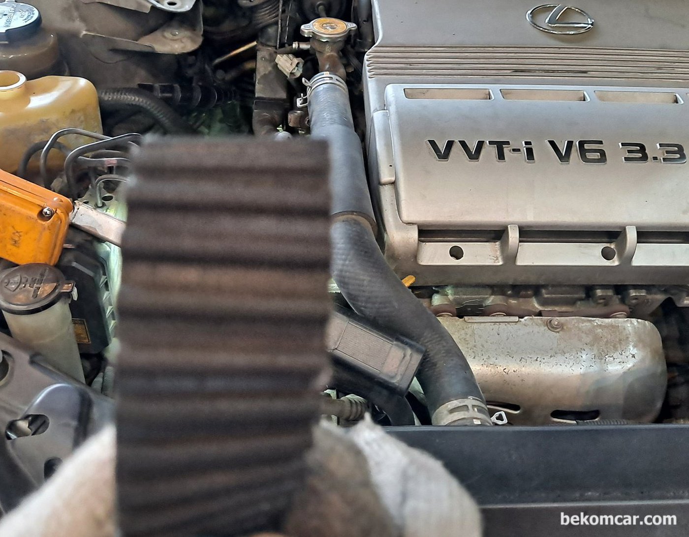 렉서스 ES330 타이밍벨트 교환시 순정 벨트의 상태검사 결과 상당히 좋다. 그래도 연식과 키로수를 감안하여 예방정비 측면에서 타이밍벨트를 교환한다.|bekomcar.com