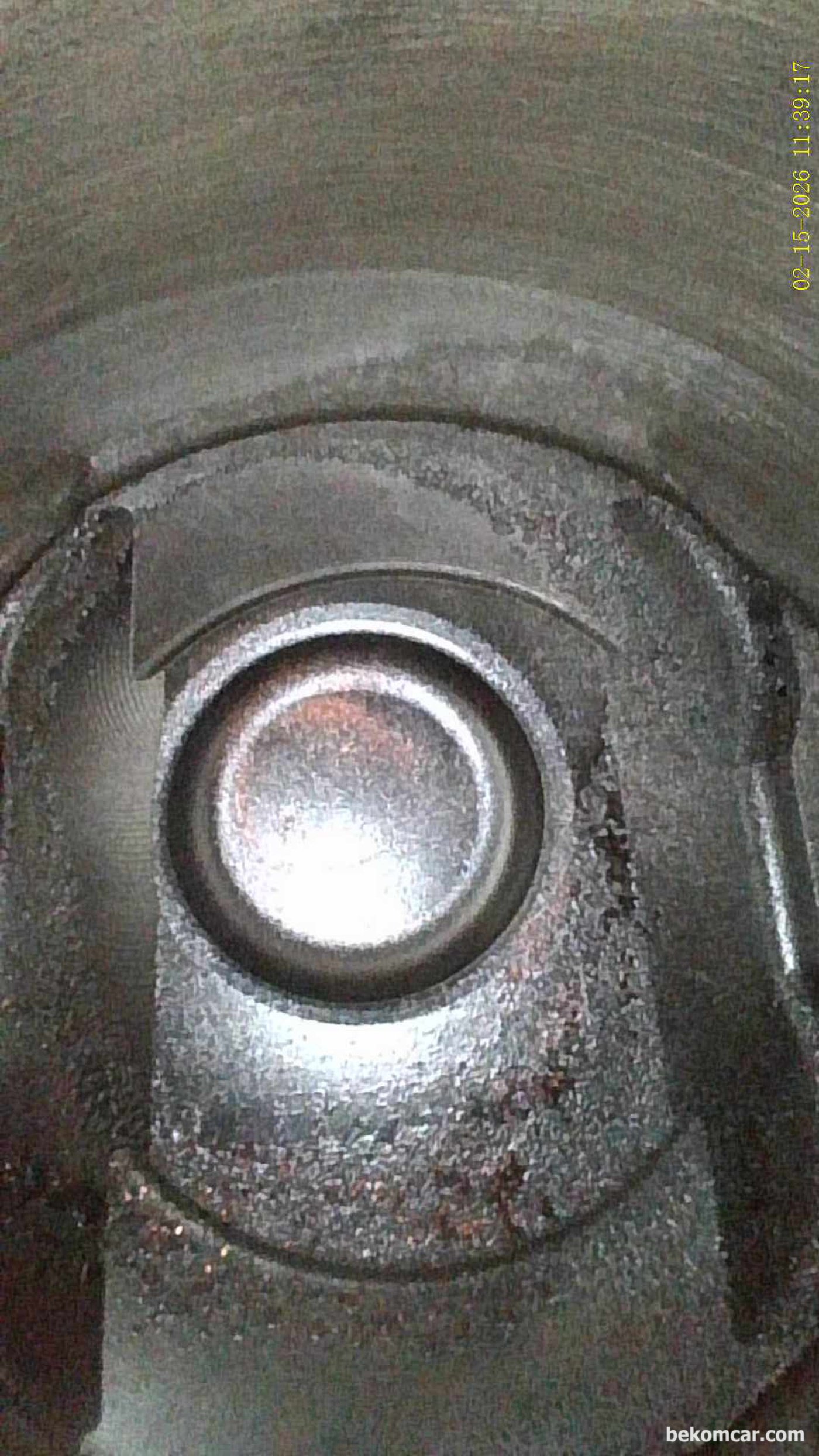 실린더 내시경 검사중 피스톤 과 실린더 벽 부분이다. 검사한 쉐보레 말리부 1.5T 실린더는 특이사항 없다.|ベコムカー (bekomcar)