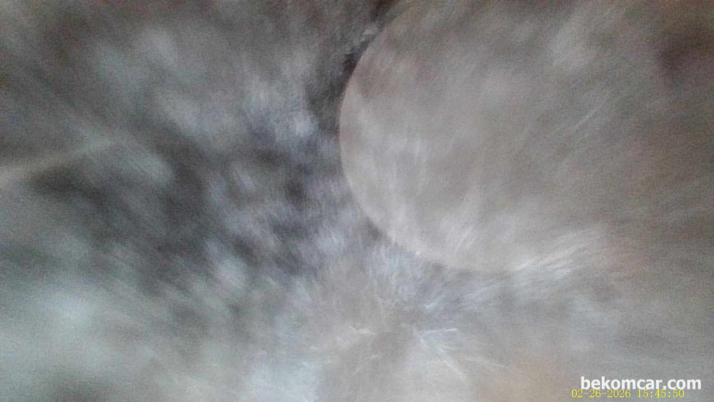 혼다 어코드 10세대 간헐적 시동 지연 내시경 검사 결과 기록으로 4번 실린더 흡기 밸브 2개 사이에 인젝트 분사노즐에서 휘발유 눈 바람이 불고 있다. 실제 보면 놀랄정도이다. 이런 경우는 흔하지 않다. 아침 첫 시동시 시동 지연이나 시동 불량등 원인이 되기에 충분한 환경이다.|베콤카 차량정밀진단