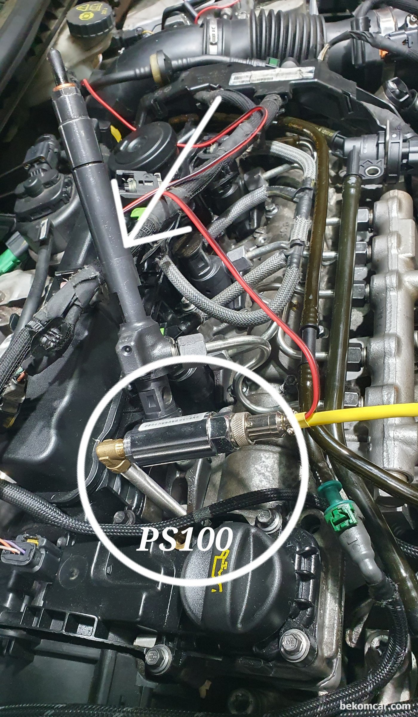 베콤카 워크샵중 실린더압축압력 파형을 위한 ROTKEE PS100 디젤엔진 실린더압력센서 세팅이다. 인젝터 자리에 PS100 실린더 압력센서를 장작한다. 측정차량은 심한 부조가 있는 2019년 푸조 508 2.0HDI 차량이다|bekomcar.com