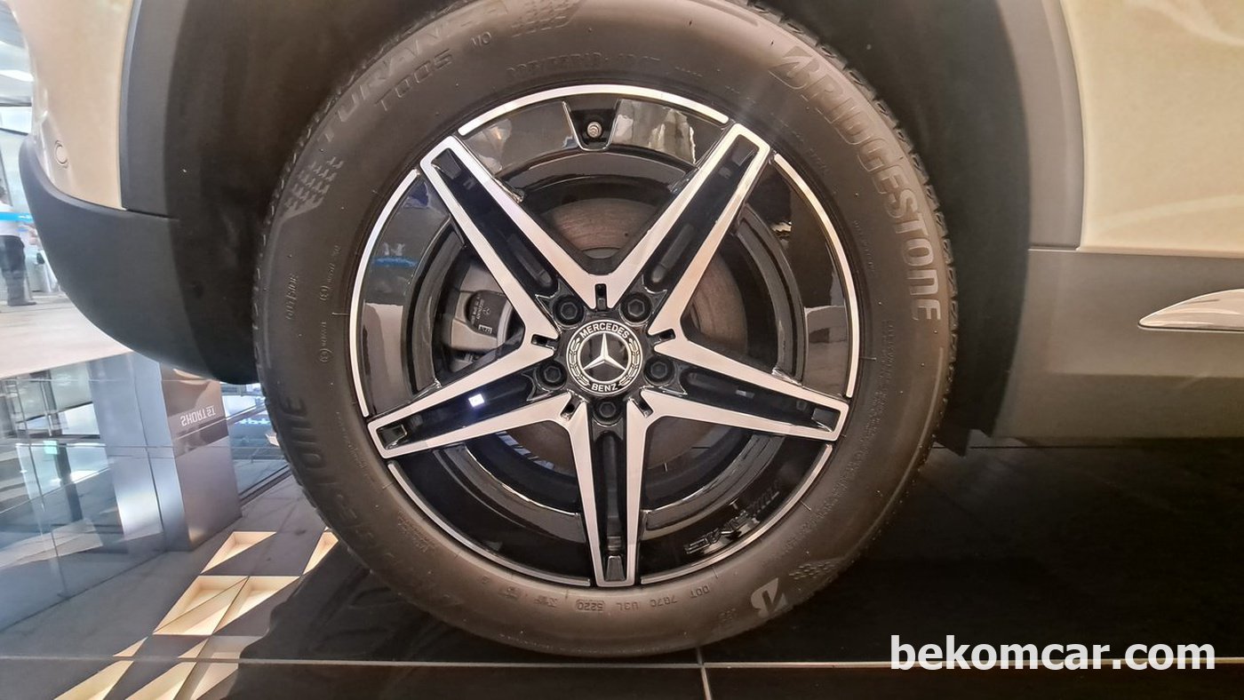 벤츠 전기차 EQA 250 휠과 바퀴이다. 그냥 평범한것 같다.|ベコムカー (bekomcar)
