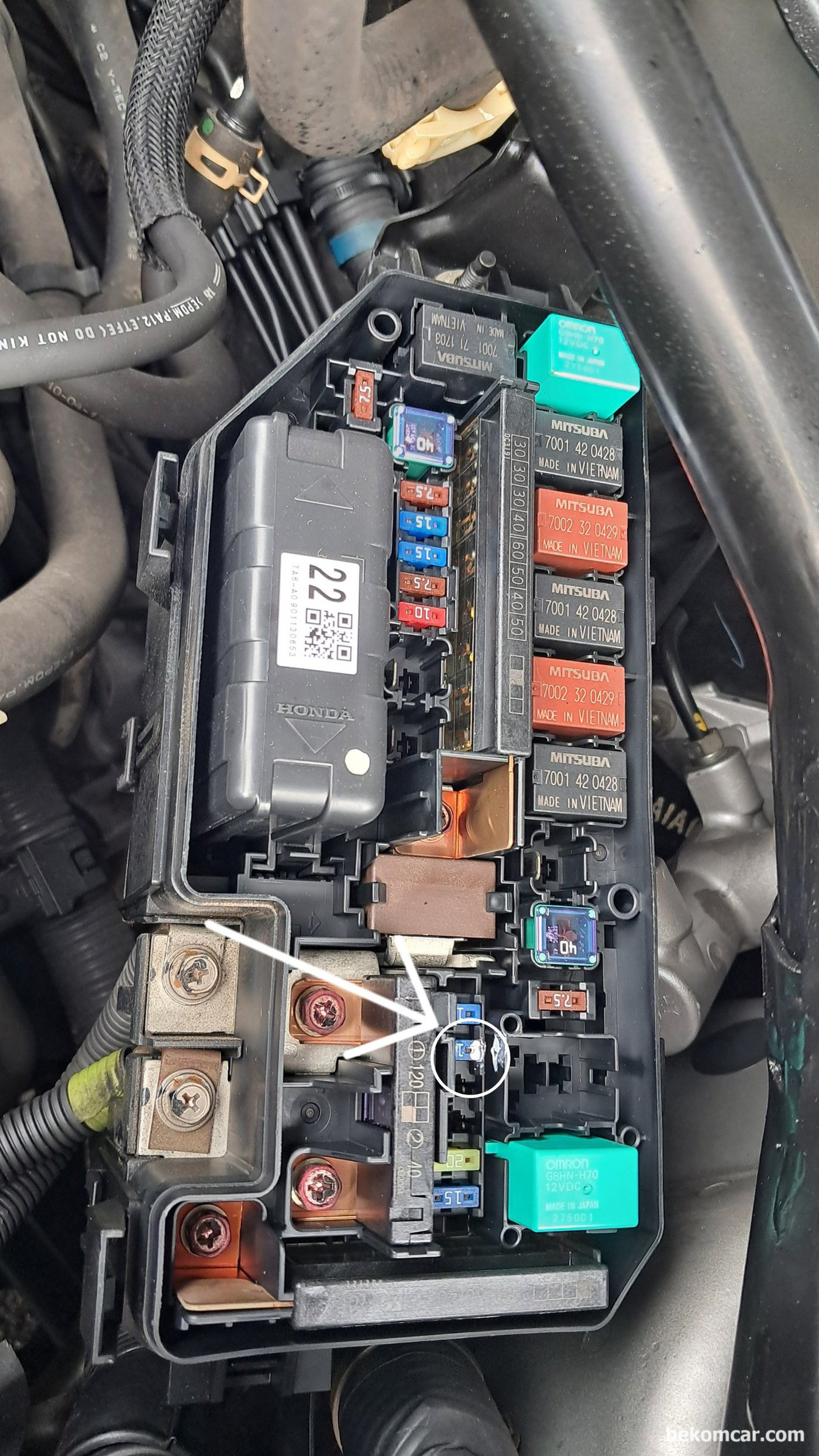 혼다 어코드 8세대 V6 3.5L 1번 ~ 6번 실린더 점화코일 및 점화상태 진단파형 과정이다. 엔진룸 휴즈박스 에서 점화코일 15A 휴즈 탈거후 휴즈점퍼를 사용하고 소 전류계로 측정한다. 사진에너 하얀색 마킹한 15A 휴즈이다.이건 2010년 혼다 어코드 V6 3.5L 에 해당되며 차량별 다르니 진단시 참고한다.|贝科姆汽车 (bekomcar)