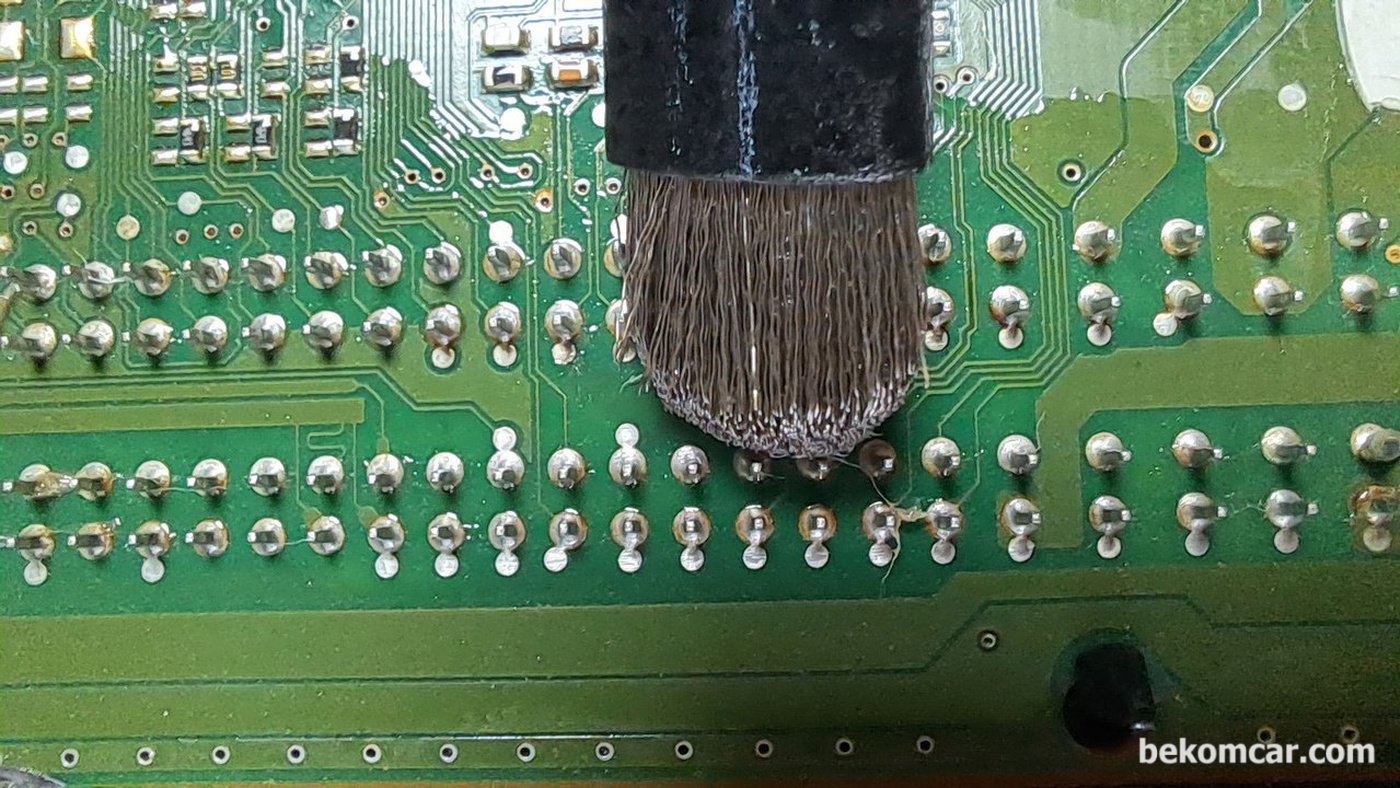 ME9.7 ECU PCB 납땜 부분에 엔진오일로 추정되는 유분기 크리닝 과정이다. 단락의 원인이 되는것으로 분석된다.|베콤카 차량정밀진단