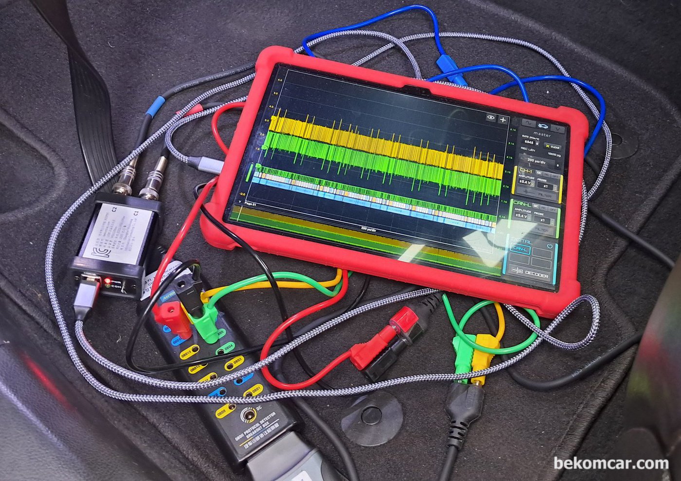 HS512Max HScope 이용하여 캔 통신 파형을 진단하고 있다. 승용 상용차량등 각종 데이터 통신 고장진단 정비에 사용된다. HS512Max는 2채널이지만 12Bit ADC 지원과 베콤카가 공급하는 TL MIX4등을 사용하면 1채널에서 4개 동시 탐침이 가능하다.|bekomcar.com
