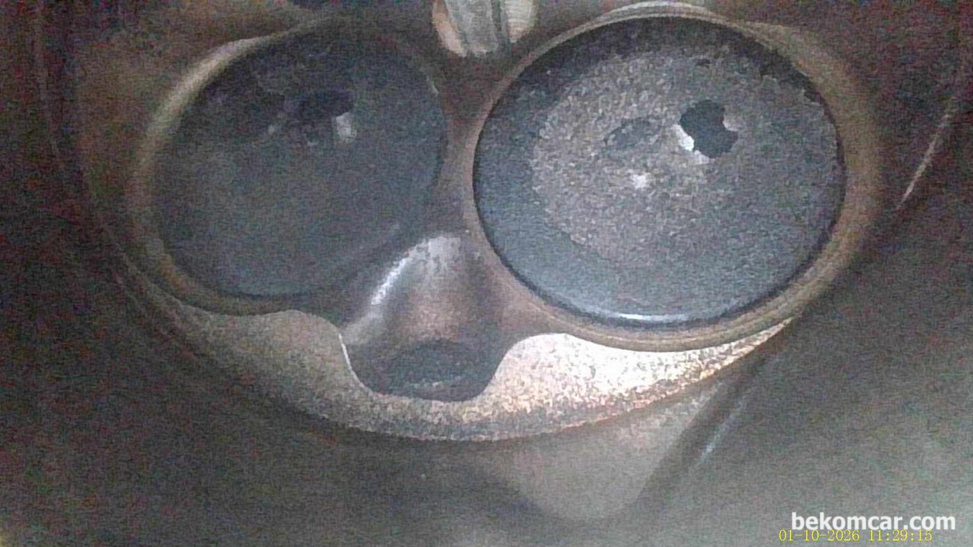 수원중고자동차 매매단지 SK V1에서 현대자동차 아반테 AD 2017년 1.6L GDI 엔진 중고차구매 점검 기록. 실린더 1번부터 4번까지 내시경 검사결과 3번 실린더를 제외하고는 상태가 좋은편이다. 해치마크가 여전히 선명하게 확인되며 연수 와 키로수에 비하면 카본이 많은편이 아니다. 밸브쪽 내시경 사진이다|ベコムカー (bekomcar)