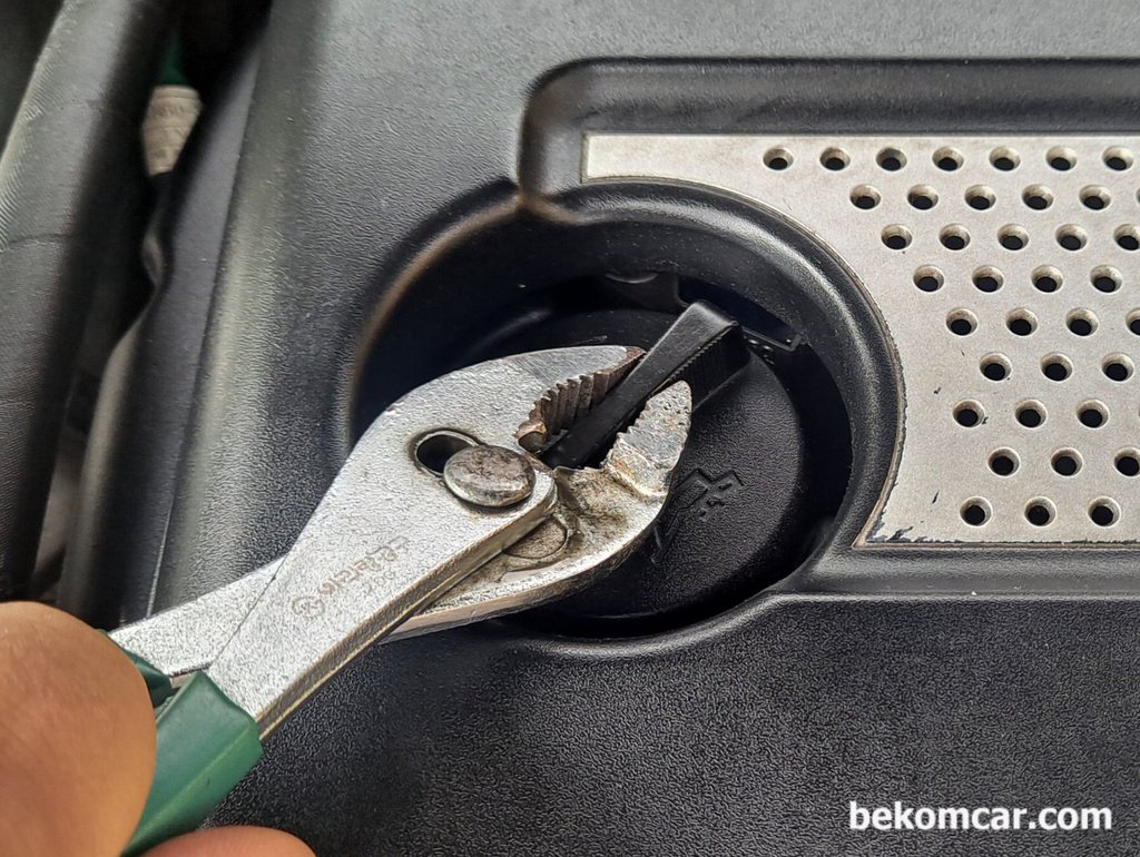 엔진오일 캡 열때 힘들지 않게 하는 방법|贝科姆汽车 (bekomcar)