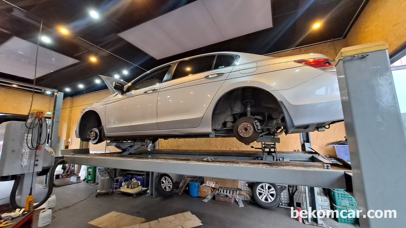 리프트에 올리고 바퀴탈거하고 작업준비한다. 항상 안전에 우선을 둔다.|ベコムカー (bekomcar)