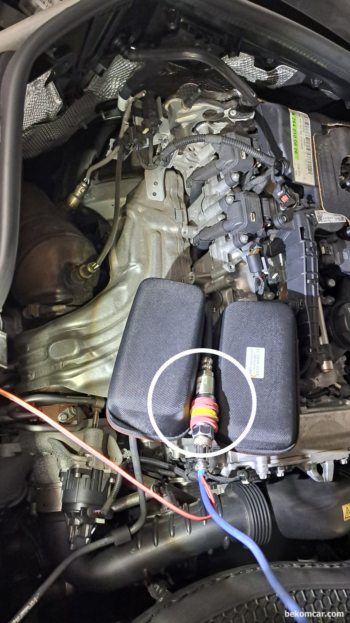 벤츠 W213 E350 실린더압축압력 측정을 위하여 실린더2번에 압축센서를 설치하고 있다. 이 엔진은 점화플러그 소켓구멍이 너무 타이트하니 14mm 아답터 사용시 주의한다. 안에서 끼이면 탈거하기 괴롭다.|بيكومكار  (bekomcar)