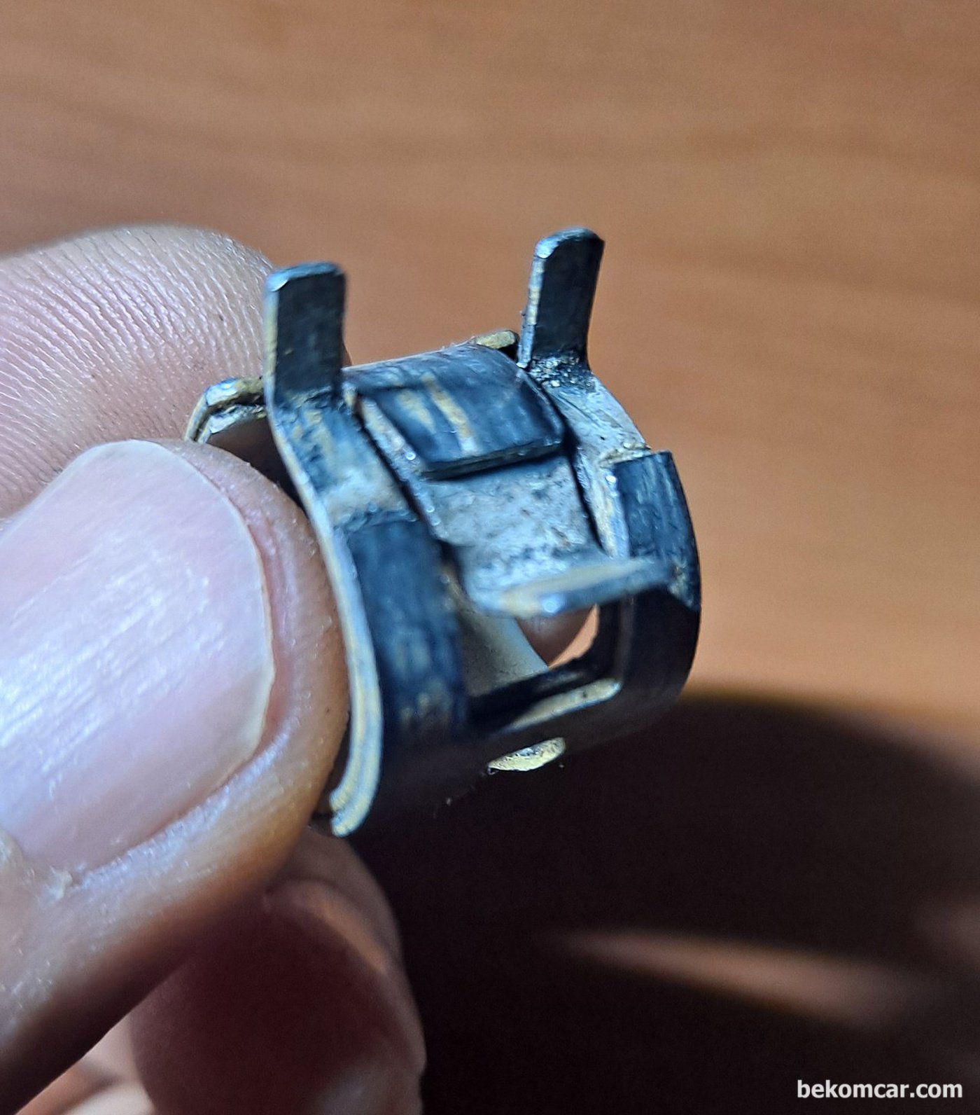 특히 이렇게 생긴 클램프는 특히 주의한다. 흔하지는 않지만 미션호스 등에서 사용한다.|베콤카 차량정밀진단