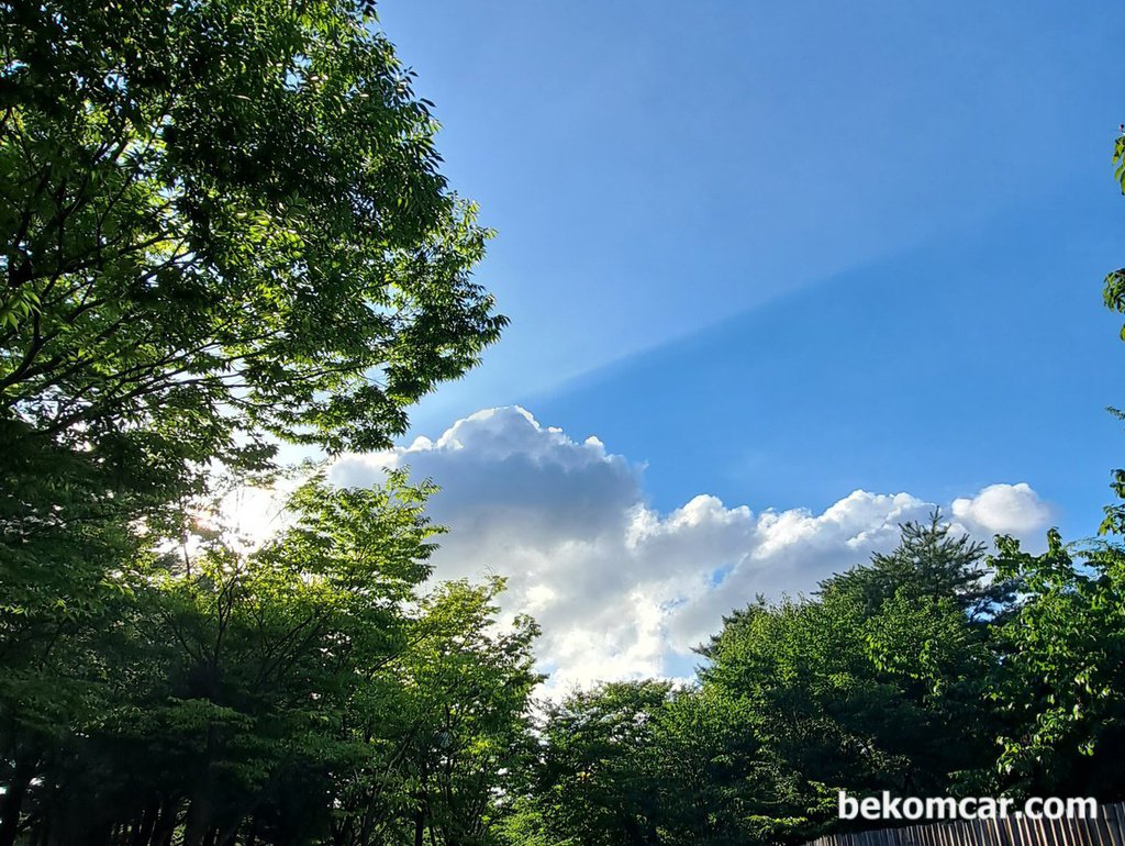 호수공원 조깅하기전, 비가 온 다음에 참 맑은 하늘이다|베콤카 차량정밀진단