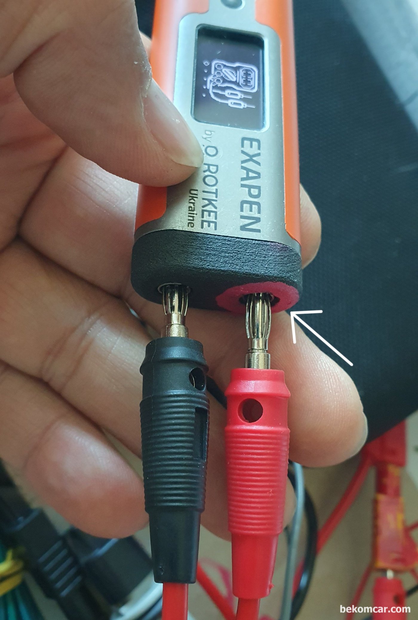 ROTKEE ExaPen 엑사펜은 파워 그라운드 전기는 4mm 바나나 잭으로 연결된다. + 표시가 잘 안보여 마킹펜으로 파워 플러스 빨간색 표시해둔다. 현장에서 정신없어 혹시나 플러스 마이너스 해갈릴수 있기때문이다.|bekomcar.com