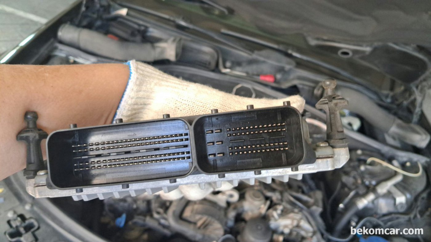 벤츠 S 클래스 S550 엔진컴퓨터 ECU 분리하여 터미널 신호가 간헐적으로 끊기는 현상이다.|贝科姆汽车 (bekomcar)