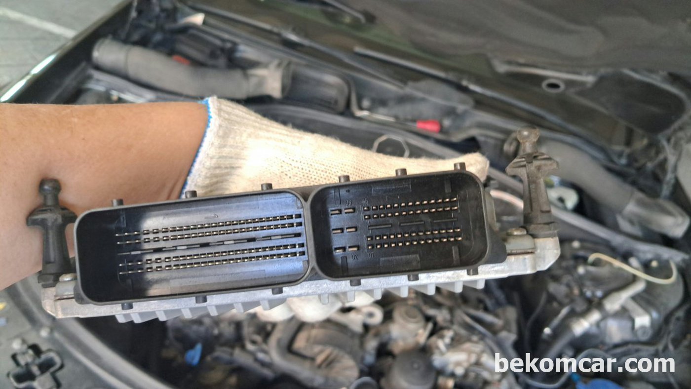 벤츠 S 클래스 S550 엔진컴퓨터 ECU 분리하여 터미널 신호가 간헐적으로 끊기는 현상이다.|베콤카 차량정밀진단