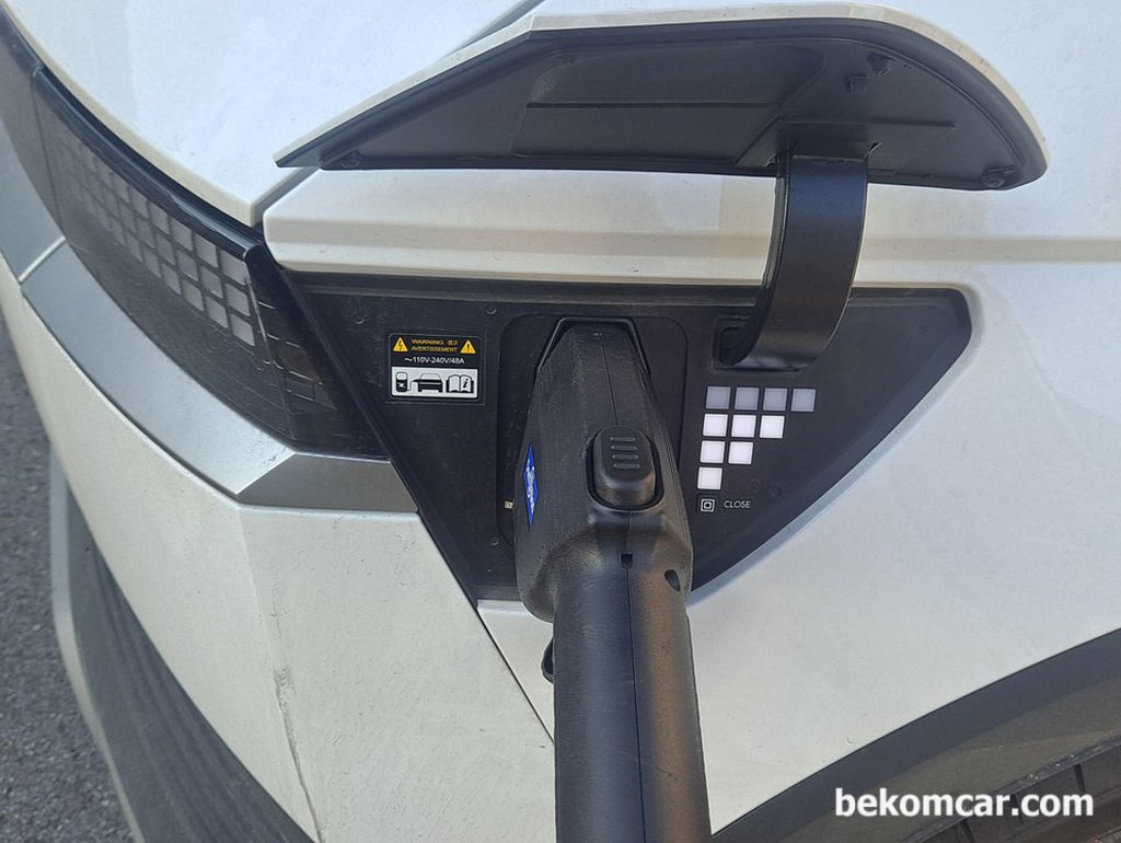 전기차 충전하는 모습, LED로 충전표시|بيكومكار  (bekomcar)