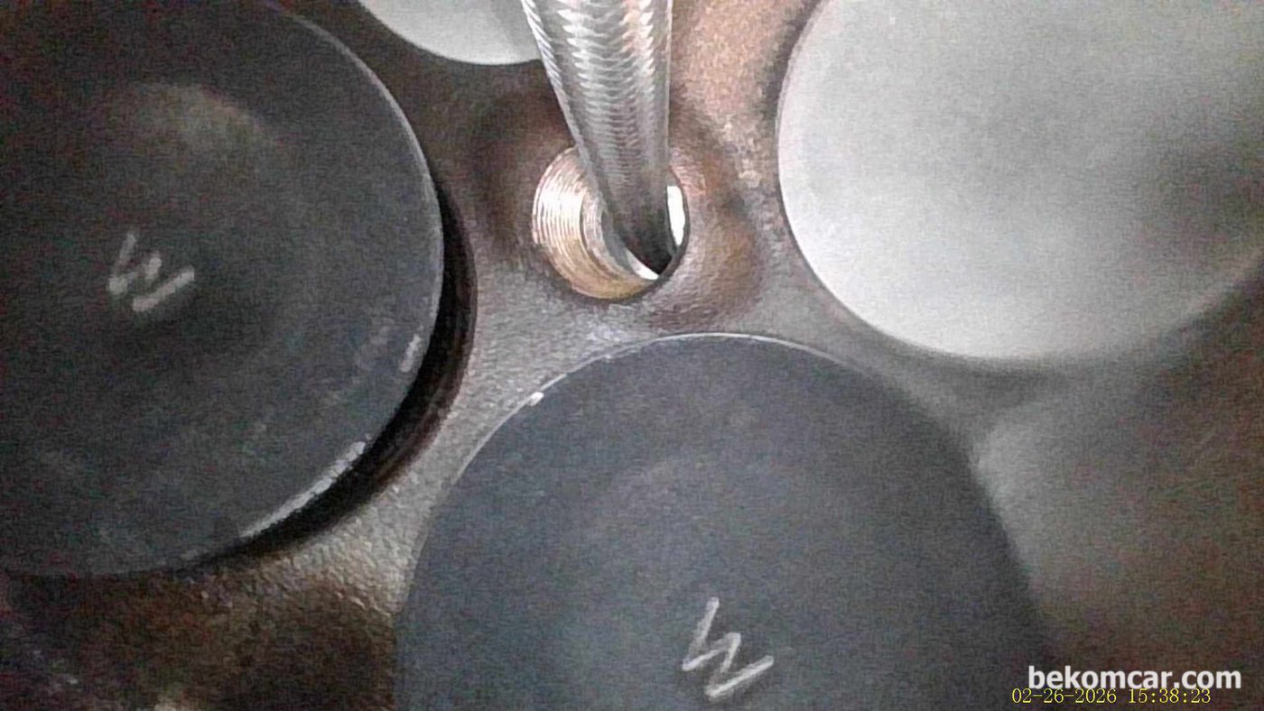 1번부터 3번까지의 밸브부분 은 대부분 이렇게 비슷하 상태이다. 하지만 전체적으로 카본이 매우 적고 깨끗하다. 4번 실린더의 눈바람 몰아치는 환경과는 많이 다르다. 혼다 어코드 10세대 간헐적 시동 지연 내시경 검사 이다.|베콤카 차량정밀진단