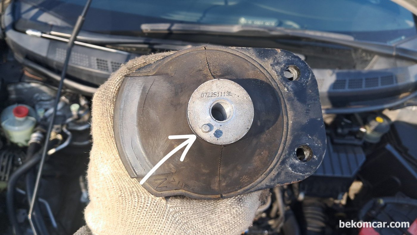 혼다 시빅 8세대 1.8L R18A1 기존 엔진마운트 이다. 브라켓이 마운트에 눌려서 하얗게 변해있고 미세 크랙도 있다. 다울핀 위치는 장착시 꼭 맞추어야 한다.|베콤카 차량정밀진단