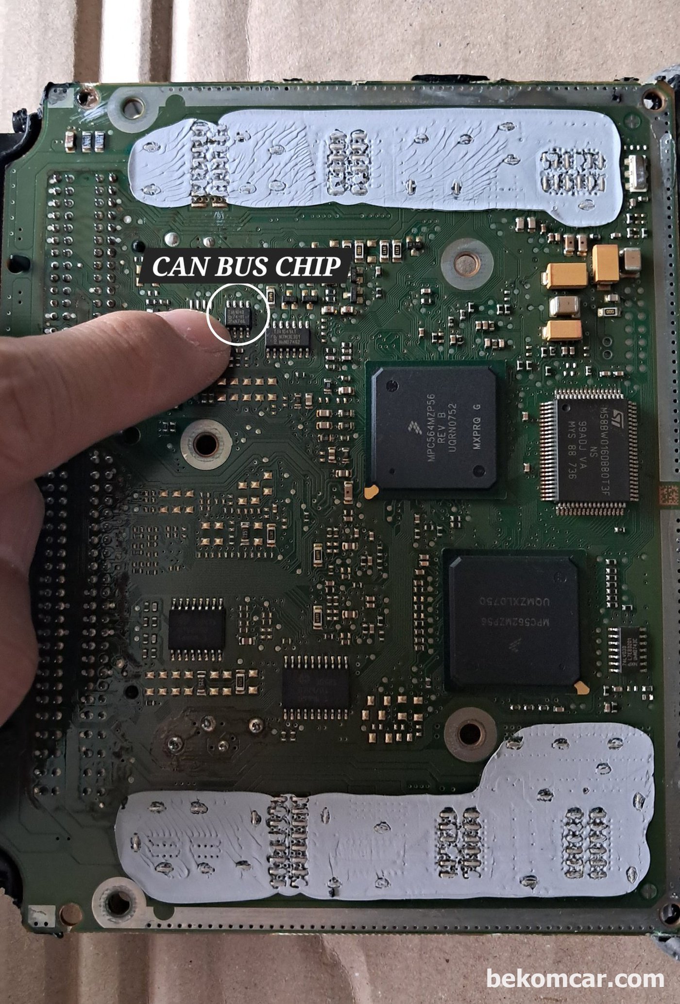 벤츠 S 클래스 2007년 M273 S550 ME9.7 CAN BUS CHIP TJA1040 위치이다.|베콤카 차량정밀진단