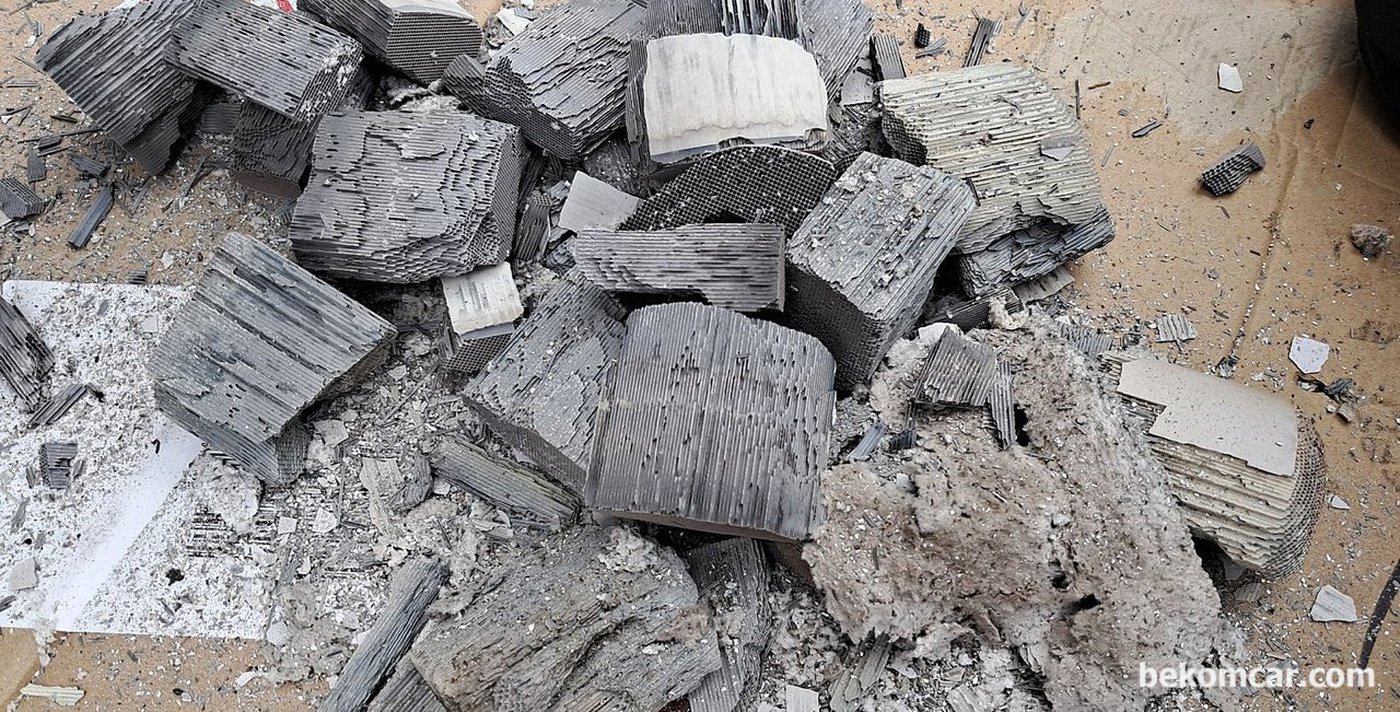 촉매가 녹아내리고 고열로 부서진 경우이다. 이런경우 90%이상은 엔진경고등이 깜박거리는데도 계속운행하는 경우이다. 엔진체크등이 깜박이면 심각한 엔진경고등 이 되는것이다.|bekomcar.com