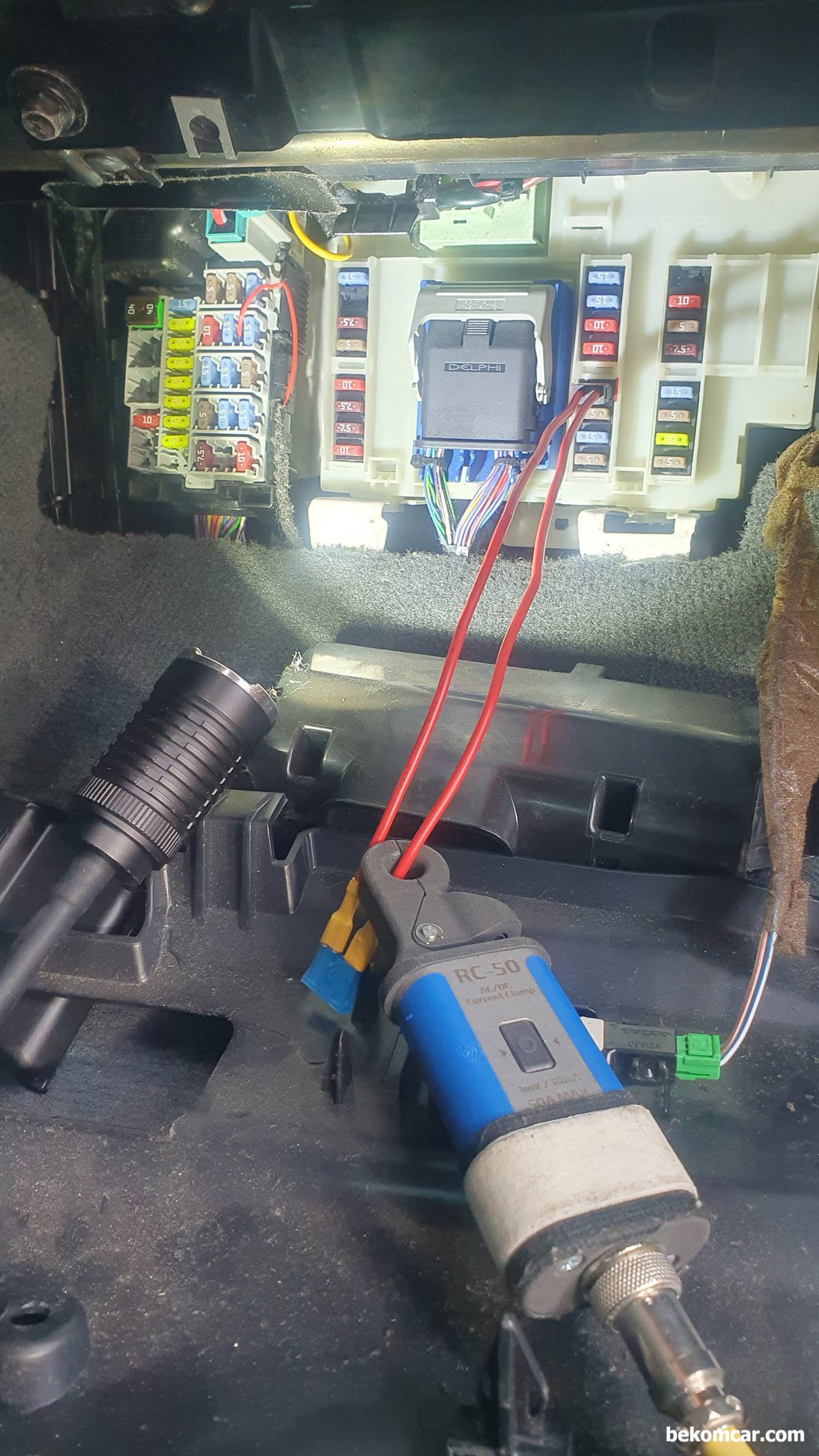 볼보 S80T6 TFSI V6. 3.0L 차량 연료펌프 휴즈 위치, 조수석 대시 아래쪽.|بيكومكار (bekomcar)