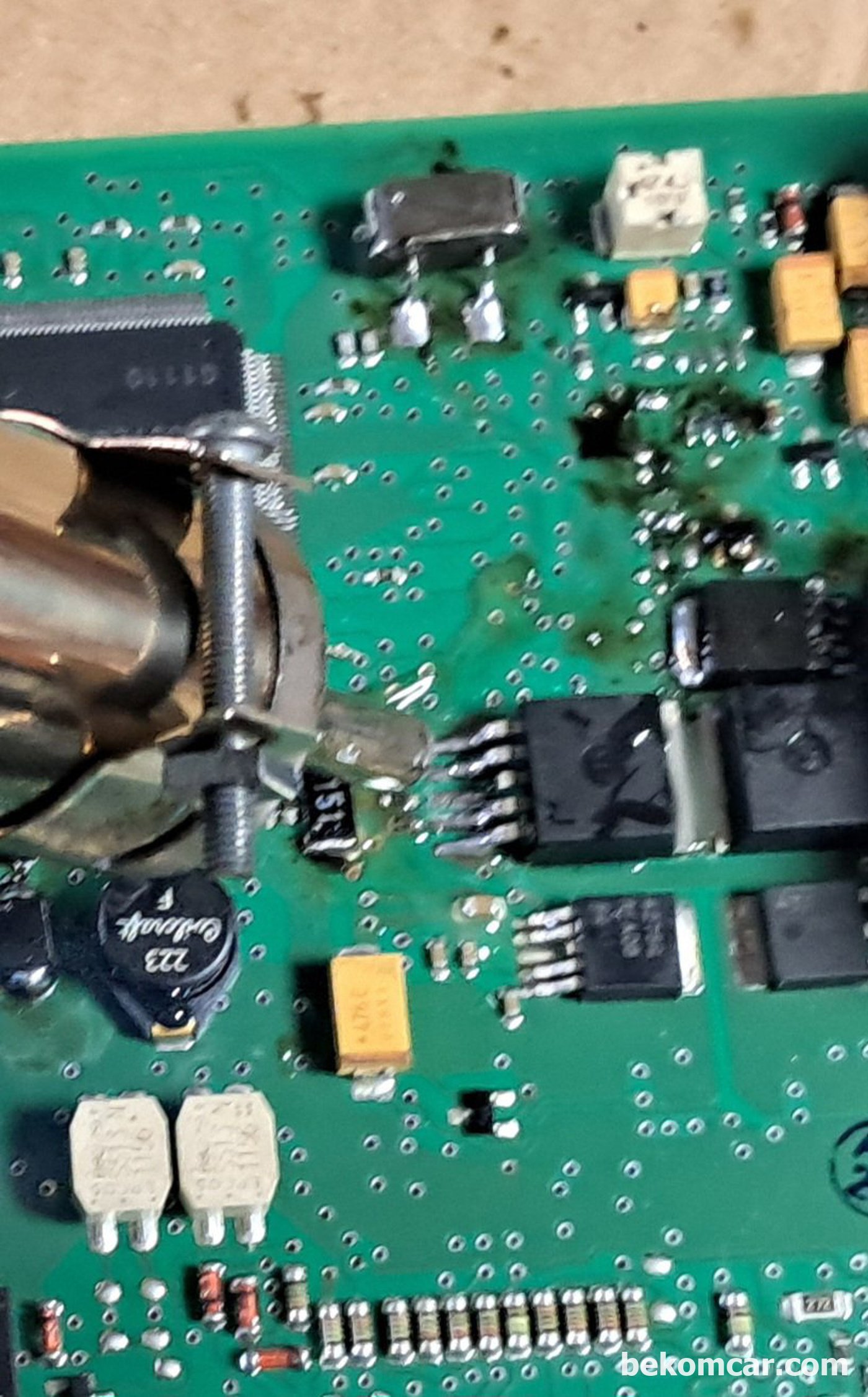 점화코일 인젝터등 제어 파워반도체 MOSFET, IGBT등 칩 제거는 쉽지 않을수 있다. 열풍기 5mm정도의 것으로 방향을 잘 잡아서 바닥에 있는 납땜부분을 먼저 녹여야 한다. 리웍 스테이션 온도는 400도 로 시작해본다.|베콤카 차량정밀진단