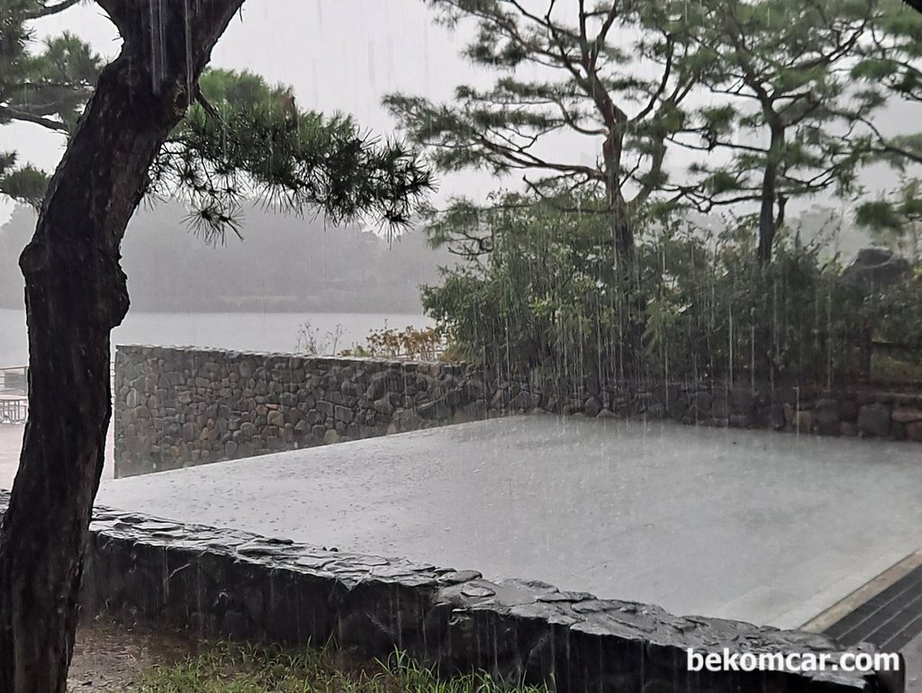 이런 조깅중에 비가 온다.꼭 우박 같이 크다.|베콤카 (bekomcar.com)