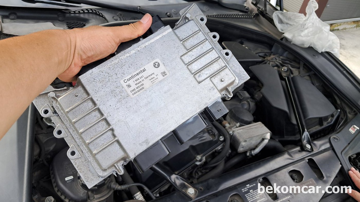 BMW F10 528i LIN BUS 송수신칩 교체후에 DME 엔진컴퓨터를 설치하고 작동상태를 확신한다.|ベコムカー (bekomcar)