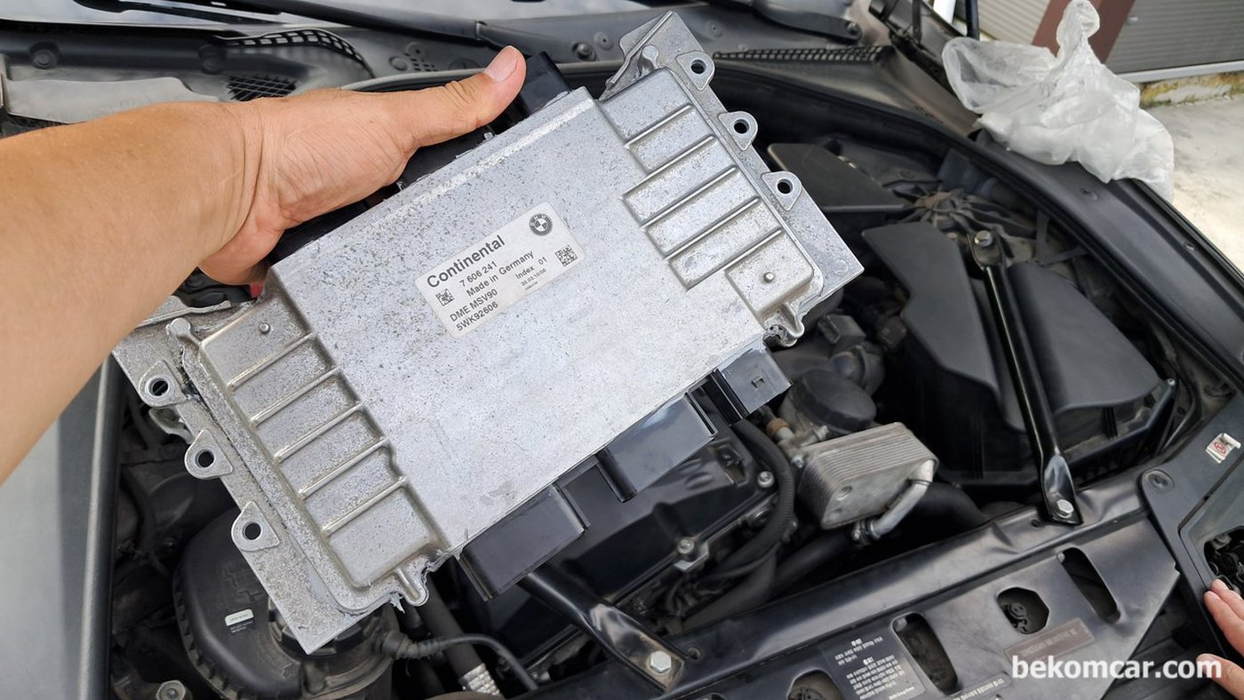 BMW F10 528i LIN BUS 송수신칩 교체후에 DME 엔진컴퓨터를 설치하고 작동상태를 확신한다.|베콤카 차량정밀진단