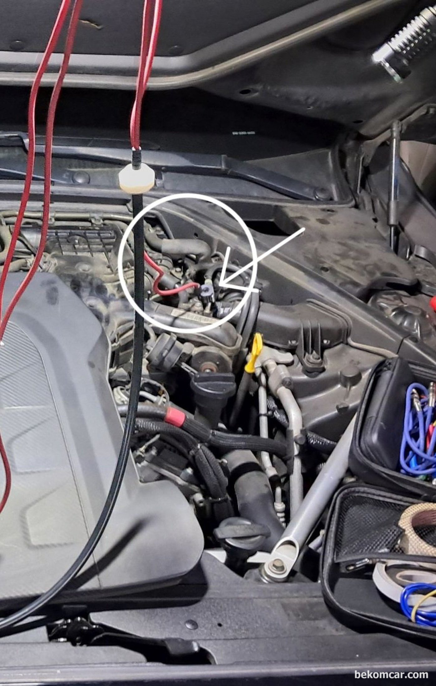 제네시스 EQ900 중고차 구입후, 인젝터 분사량 및 막힘정도 파형분석 과정. 진동센서가 설치된 위치 이다. 연료량 흐름의 미세한 진동을 감지하여 인젝터 분사량 차이가 있는지등을 진단하는 방법이다.|贝科姆汽车 (bekomcar)