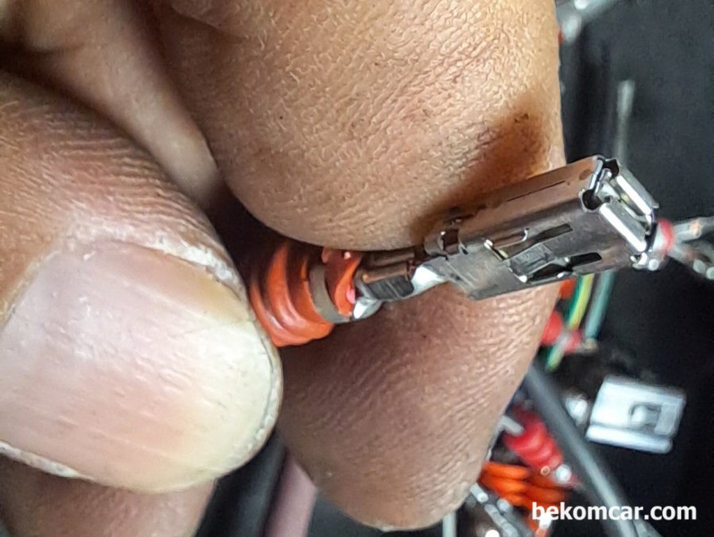 ECM 콘넥터 핀 제거 및 하네스 작업, 전기 진단 정비에 필수 요구사항|بيكومكار  (bekomcar)