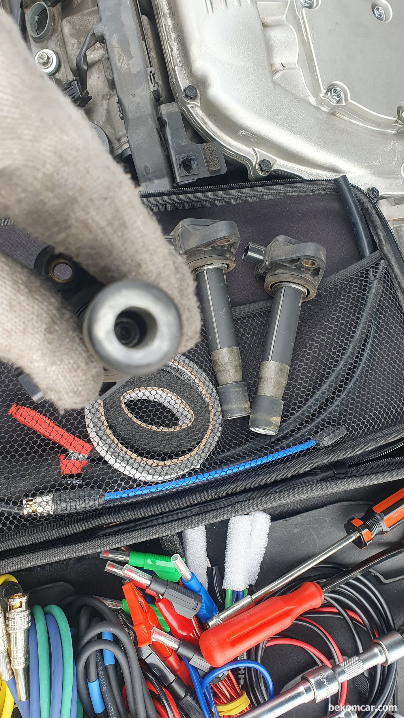 혼다 어코드 8세대 V6 3.5L 1번 ~ 6번 실린더 점화코일 육안 점검이다. 점화코일은 전기적 스코프 파형이나 육안점검 결과 다 좋게 판단된다. 중고차 구입후 무조건 다 교환하는것이 아니라 측정후 꼭 필요한것만 교환하는것이 더 좋다.|贝科姆汽车 (bekomcar)