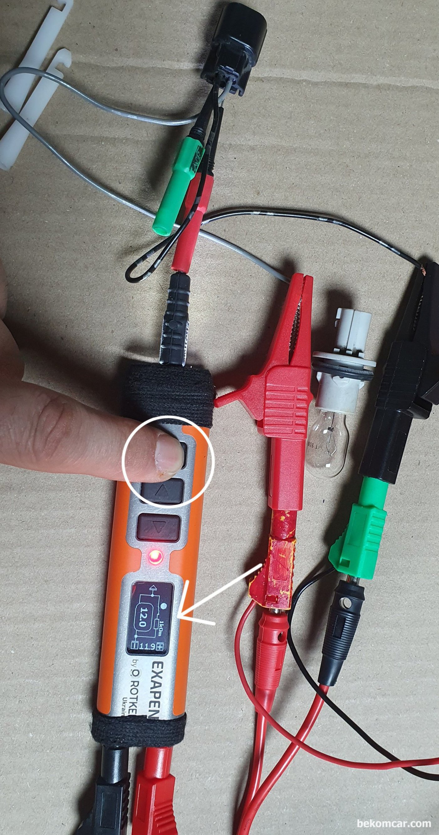 ROTKEE ExaPen 엑사펜 기능중 부하전압강하 (Loaded Voltage Drop) 이다, 예를 들어 헤드라이트 고장시 전구 뻬고 코넥터에 파워전압 측정후 버튼을 누르면 1kOhm 부하가 걸려, 저항에 따라서 전압강하가 표시된다. 모든 전기적 고장 진단에 매우 유용한 기능이다.|베콤카 차량정밀진단