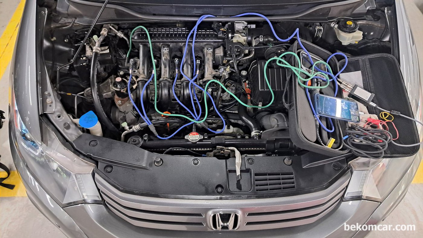 혼다 인사이트 점화파형 전체 세팅 환경이다. V6차량은 LX-6 점화프로브를 사용하면 된다. 실린더에는 1채널에서 4개 실린더 점화파형 측정이 가능한 LX4 프로브 이외 싱크채널로 LX1을 추가로 부착했다. 고가의 스코프에서 지원되는 12Bit ADC 지원 HS512Max 스코프와 HSCOPE 프로그램을 사용했다.|ベコムカー (bekomcar)