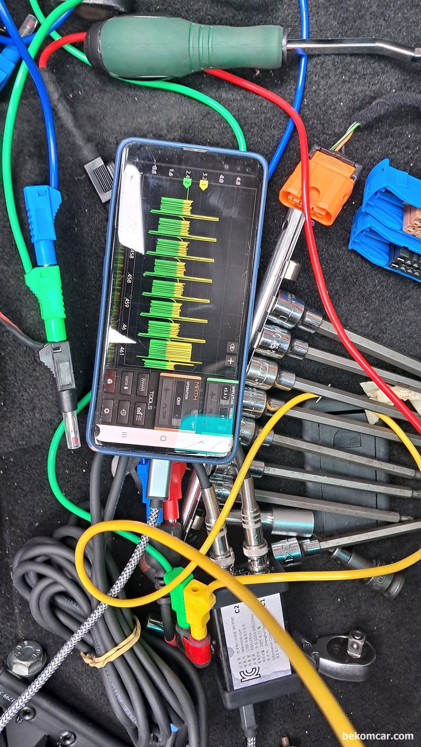 HS512Max 이용, 마세라티 기블리 캔 통신 에러 진단을 하는 과정이다. 현장에서 실정과정중 사진을 찍어서 주위환경이 좀 거시기 하지만, 실제 현장의 모습이다. HS512Max은 이번에도 정비에 큰 도움이 되었다.|bekomcar.com