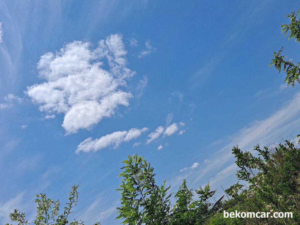 하늘이 너무 맑고 기분을 좋게 한다|bekomcar.com