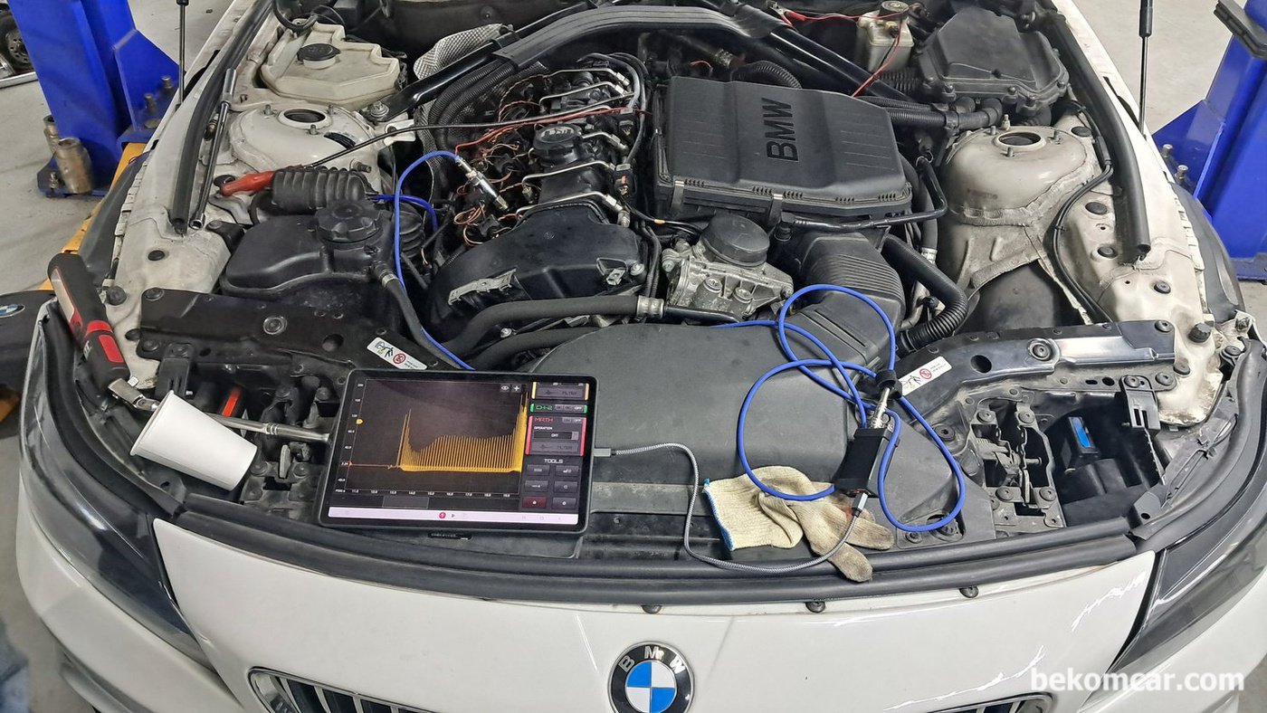 측정차량의 경우 실린더압축압력센서 설치한 모습 사진을 찍어두지 못 했해서 아쉽다. 설치 방법은 해당 실린더 점화플러그에 실린더압축압력센서 PS16을 장착후에 측정한다. 다른 차량이지만 설치환경을 참고한다.|بيكومكار  (bekomcar)