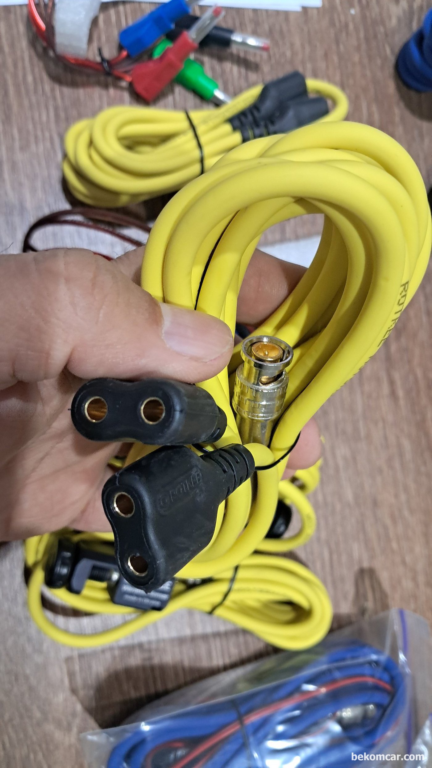 1개 채널에서 4개 탐침이 가능한 특수 BNC프로브 TL-MIX4 이다. 1채널에 6개까지 측정하는 TL-MIX6 프로브도 공급하고 있다. 개발자는 우크라이나 ROTKEE 이고 베콤카는 국내대리점으로 정비사에 수입 공급하고 있다. 이번 BMW E46 M54 엔진 점화파형 측정에 사용된 특수 BNC 프로브 이다.|بيكومكار  (bekomcar)