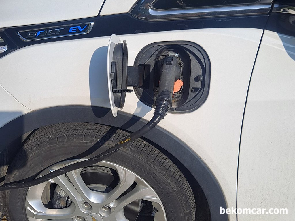 쉐보레 전기차 볼트 충전중, 일산 공영주차장이다.|بيكومكار (bekomcar)