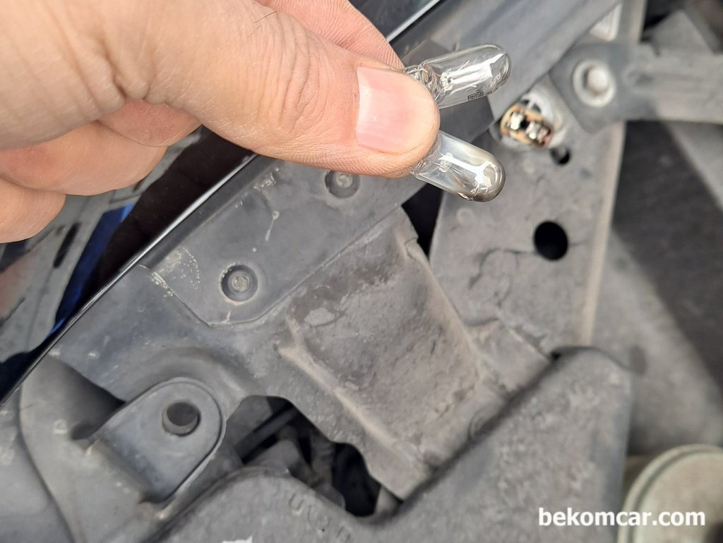 아큐라 MDX 조수석 쪽 좁쌀전구를 교환한다.|ベコムカー (bekomcar)