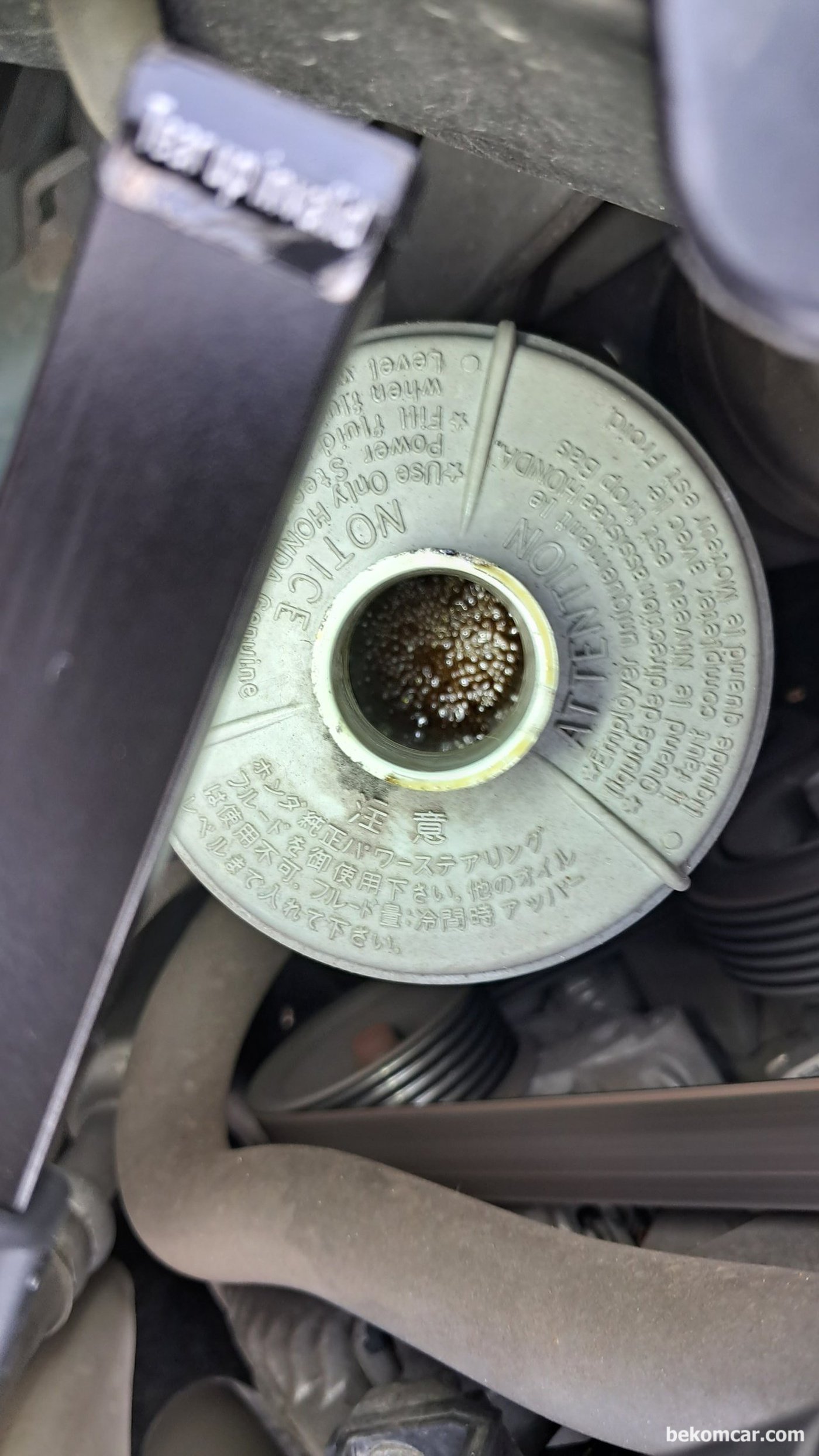 거품이 라떼처럼 보인다. 이미 공기 유입이 있다는 의미이다.|bekomcar.com