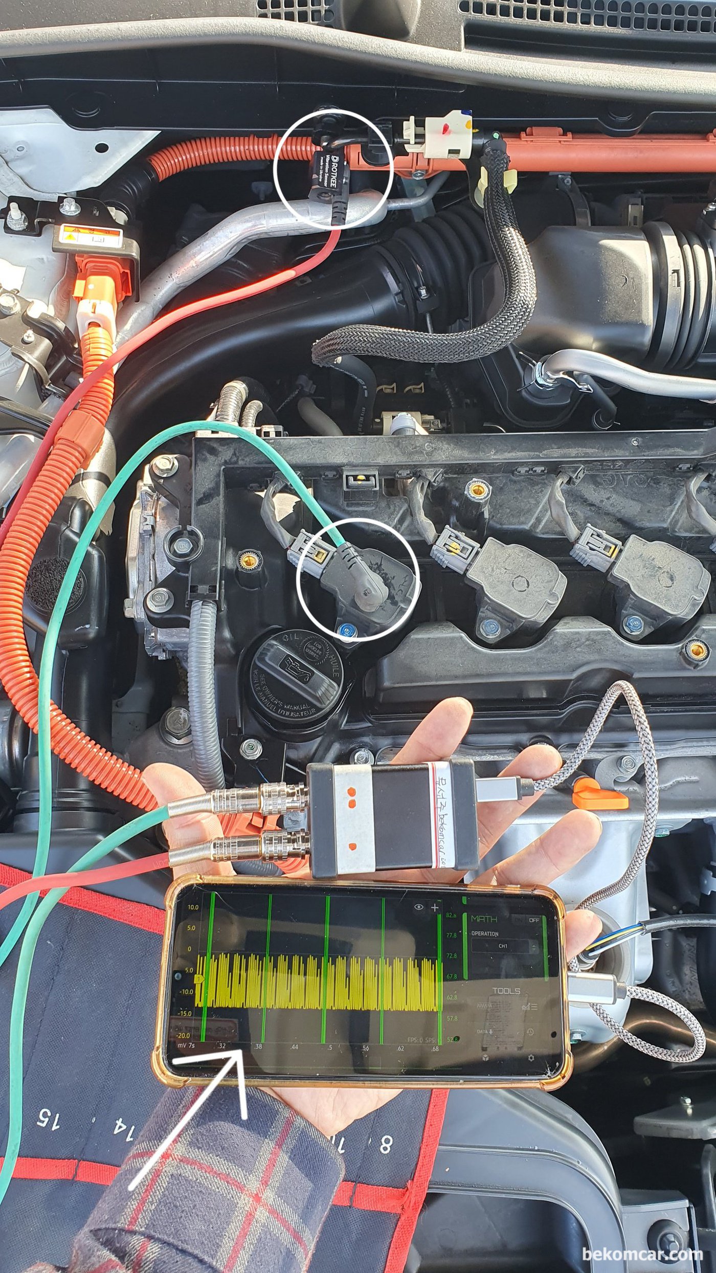 VS 인젝터 작동상태 진단이 가능한 진동센서 를 사용하여 실제 인젝터 와 연료펌프 등 상태를 파형을 통하여 분석하고 있다. 연료파이프 통과하는 연료는 인젝터가 열리는 순간 유속과 진동이 달라지고 이러한 미세한 압력차 와 유속을 맥동으로 측정하는 방식이다. 측정 차량은 혼다 어코드 9세대로 1번 실린더에 점화로드 를 싱크하여 실린더별 인젝터 상태를 분석한다. 정비사에세트 B+ 에는 VS 센서도 포함된다.|bekomcar.com