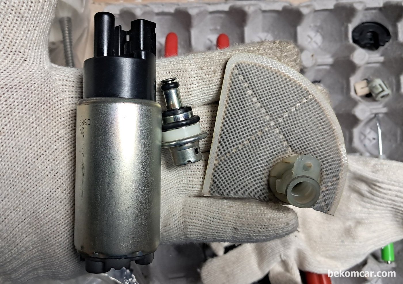 전형적인 연료펌프 모터와 스트레이너 라고 하는 1차 이물질 필터이다. 연료펌프를 분해하면 보통 8개 전기적 접촉부위 세그먼트가 있다.|bekomcar.com