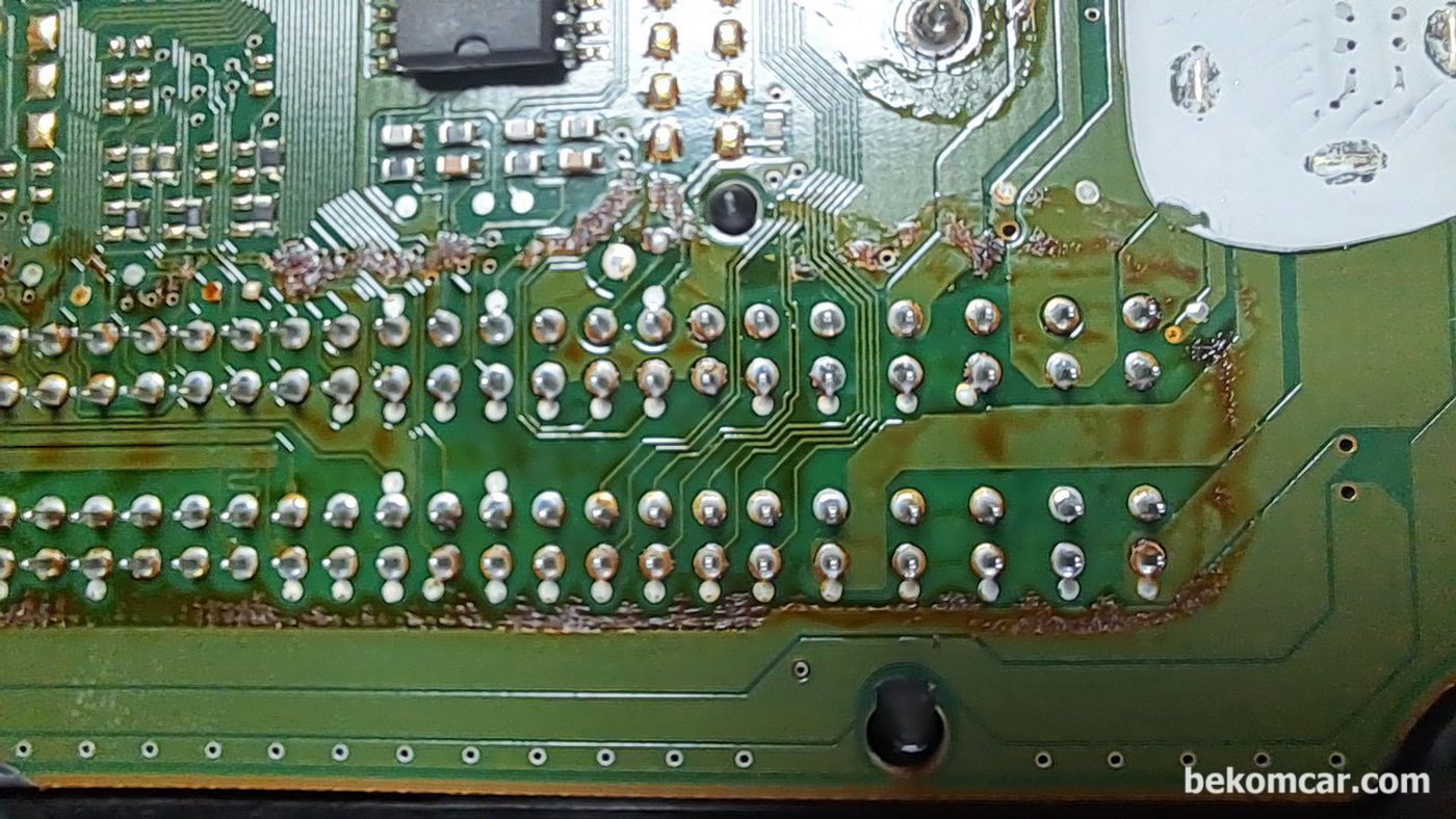 ME9.7 ECU PCB 납땜 부분에 엔진오일로 추정되는 유분기이다. 단락의 원인이 되는것으로 분석된다|베콤카 차량정밀진단