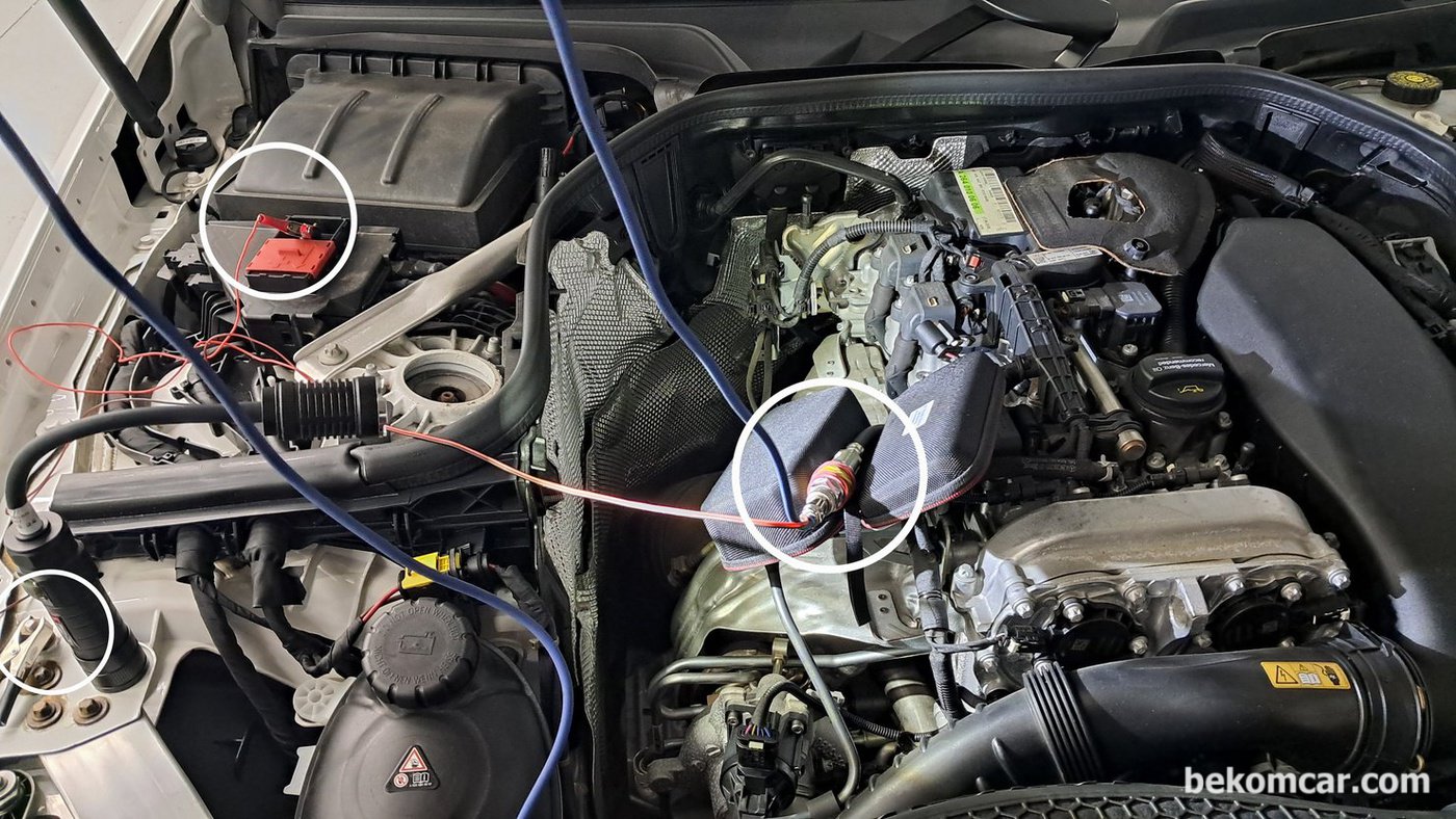 벤츠 W213 E350 실린더압축압력 측정을 위하여 실린더2번에 압축센서를 설치하고 있다.|بيكومكار (bekomcar)