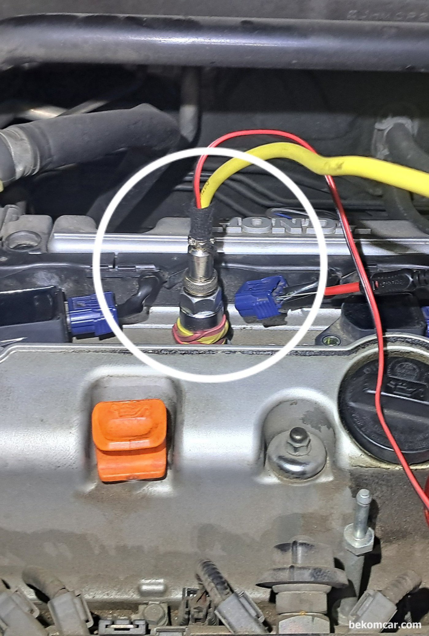 2011년 혼다 어코드 8세대 2.4L 실린더압축압력센서 PS16 장착한 모습이다. 측정 실린더의 점화플러그를 빼고 대신 압력센서 를 장착한다. 휘발유엔진 에는 PS16 그리고 디젤엔진 에는 PS100을 사용한다.|بيكومكار  (bekomcar)